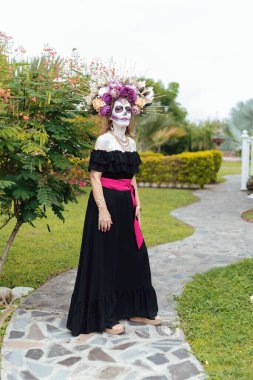 Catrina kılığına girmiş bir kadın. Meksikalı kadın, ölüm bayramı için kendini Catrina olarak tanıttı. Kırsal manzara.