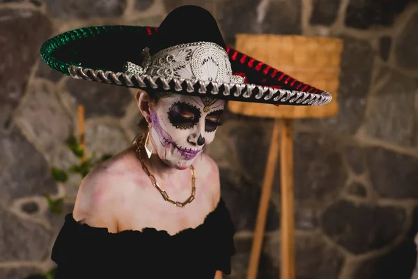 Γυναίκα Φτιαγμένη Σαν Την Κατρίνα Φορώντας Καπέλο Mariachi Μεξικάνα Γιορτάζει — Φωτογραφία Αρχείου