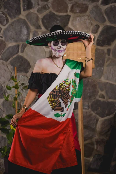 Kobieta Ubrana Jak Catrina Meksykańską Flagą Kapeluszem Mariachi Meksykanka Świętująca — Zdjęcie stockowe