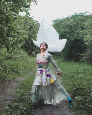 Kırsal alanda bir travestinin portresi. İkili cinsiyet içermeyen birinin portresi doğayla etkileşim halinde..