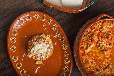 Taze peynirli ve kremalı otantik Meksika tavuğu tinga.