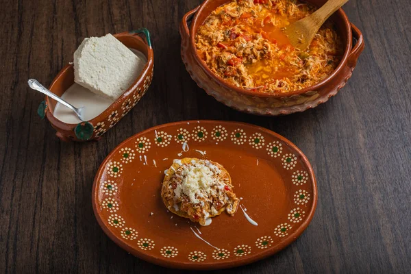 真正的墨西哥鸡肉丁加新鲜奶酪和奶油吐司 — 图库照片