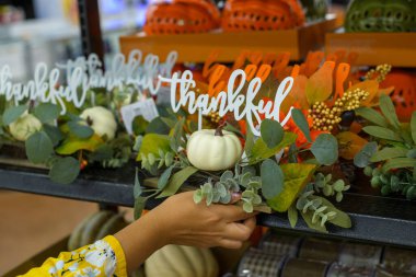 Sonbahar dekoratif nesneleri. Sonbahar süslemeleri için alışveriş.