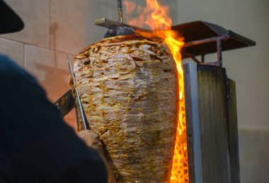Tacos al pastor için et çorbası. Meksika sokak yemeği. Terbiye edilmiş et al pastor..
