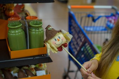 Korkuluk. Sonbahar sezonunun dekoratif eşyaları satılıyor..