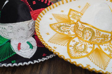 Tahta masadaki Meksika Charro şapkaları. Mariachi şapkaları. Tipik Meksika sombreroları..