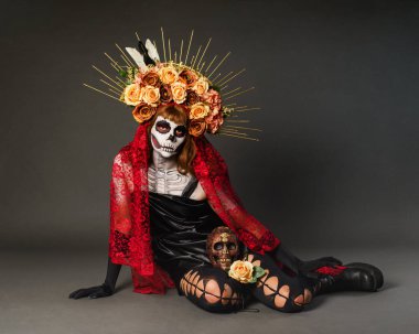 Catrina Drag Queen Stüdyosu 'nun portresi. Catrina 'nın renkli portresi. Cadılar bayramı ya da ölüler günü için makyaj.