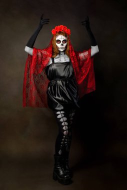 Catrina Drag Queen Stüdyosu 'nun portresi. Catrina 'nın renkli portresi. Cadılar bayramı ya da ölüler günü için makyaj.