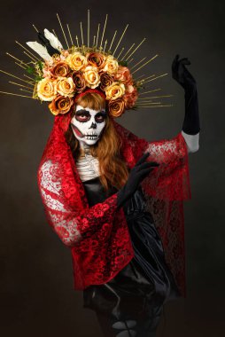 Catrina Drag Queen Stüdyosu 'nun portresi. Catrina 'nın renkli portresi. Cadılar bayramı ya da ölüler günü için makyaj.