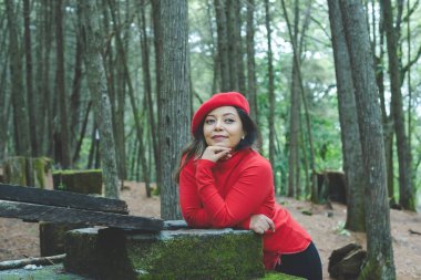 Düşünceli bir kadın ormana hayran..