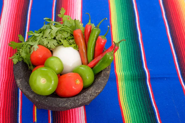 Molcajete Con Verduras Serape Colorido Ingredientes Para Una Salsa Picante — Foto de Stock