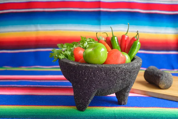 Molcajete Con Verduras Serape Colorido Ingredientes Para Una Salsa Picante — Foto de Stock
