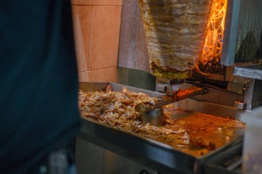 Tacos al pastor için et çorbası. Meksika sokak yemeği. Terbiye edilmiş et al pastor..