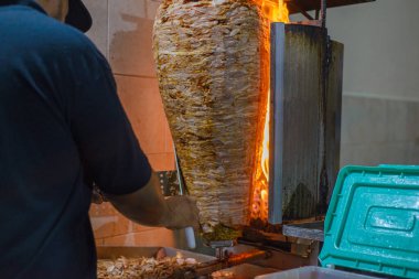 Tacos al pastor için et çorbası. Meksika sokak yemeği. Terbiye edilmiş et al pastor..