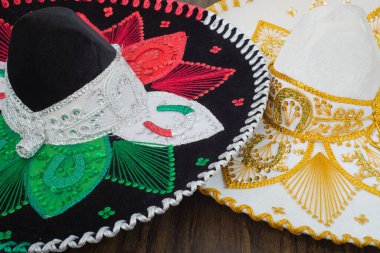 Tahta masadaki Meksika Charro şapkaları. Mariachi şapkaları. Tipik Meksika sombreroları..