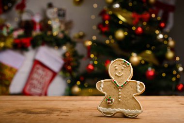 Noel arkaplanlı tahta masada zencefilli kurabiye kadın kurabiyesi. Noel tatlısı.