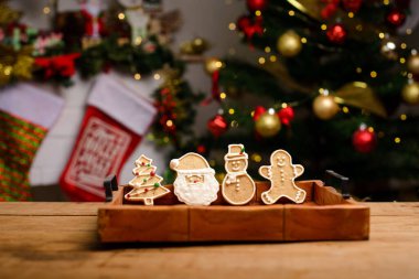 Tahta bir masada farklı şekillerde zencefilli kurabiye. Noel arkaplanı. Noel tatlısı.