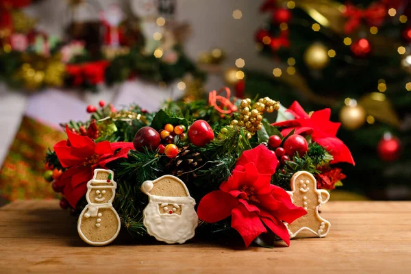 木制桌子上有不同形状的姜饼饼干 圣诞节的背景圣诞甜点 — 图库照片