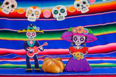 Catrina ve Catrin figürleri ve renkli serapta pan de muerto. Ölüm Günü Kutlaması.