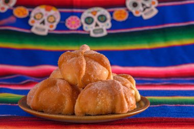 Pan de Muerto renkli serapta şeker kafatası figürleri. Ölüler Günü Kutlaması.