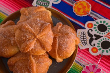 Pan de Muerto renkli serapta şeker kafatası figürleri. Ölüler Günü Kutlaması.