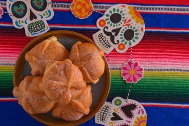 Pan de Muerto renkli serapta şeker kafatası figürleri. Ölüler Günü Kutlaması.