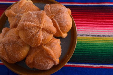 Renkli serapta Pan de Muerto. Ölüler Günü Kutlaması.