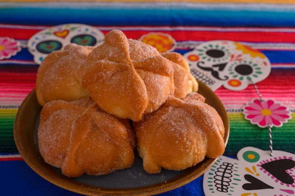 Pan de Muerto renkli serapta şeker kafatası figürleri. Ölüler Günü Kutlaması.