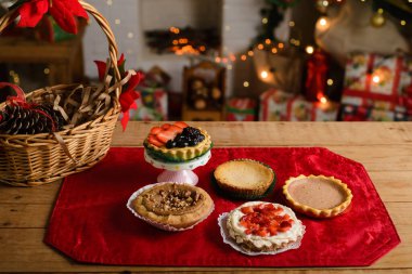 Masada Noel arkaplanı olan tatlı kanepeler. Kırmızı meyve tatlısı.