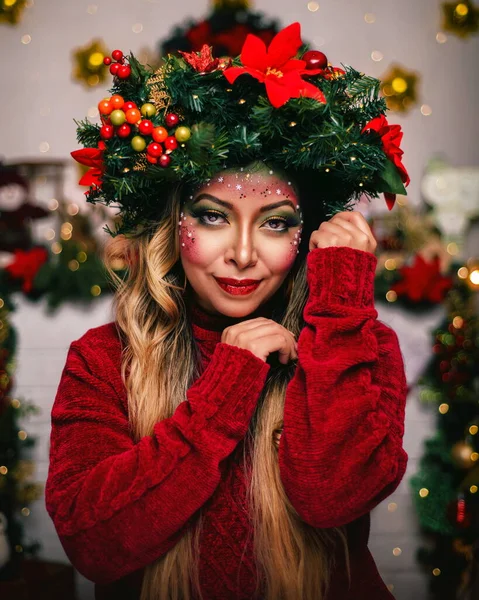 Όμορφη Γυναίκα Χριστουγεννιάτικο Μακιγιάζ Φορώντας Χριστουγεννιάτικο Στεφάνι Και Κόκκινο Πουλόβερ — Φωτογραφία Αρχείου