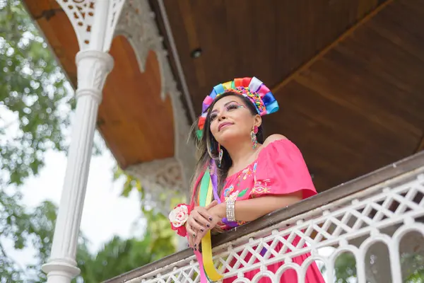 Portret Meksykanki Tradycyjnej Sukience Kolorowym Haftem Hiszpanka Świętująca Dzień Niepodległości — Zdjęcie stockowe