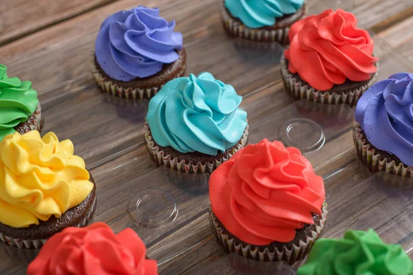 Bunte Cupcakes Auf Einem Holztisch Bunte Desserts — Stockfoto