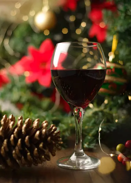 Copo Vinho Tinto Mesa Madeira Com Decorações Natal Árvore Natal Imagem De Stock