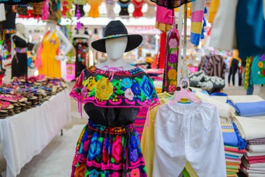 Geleneksel Meksika nakışlı elbiseler. Meksika 'da bir sokak fuarında elbise satıyorum..