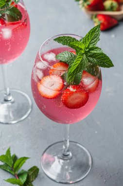 Naneli çilekli cin ve tonik..