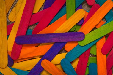 Çok renkli küçük tahtaların arkaplanı. Renkli arkaplan.