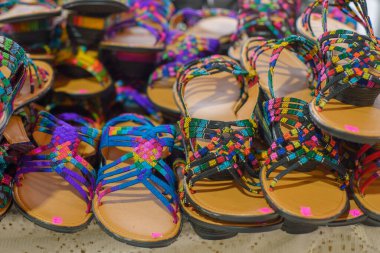 Huaraches, renkli Meksika el yapımı ayakkabılar. Kadın el yapımı ayakkabılar..