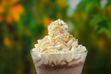 Tahta masada kremalı çikolatalı milkshake. Yaz arkaplanlı milkshake.