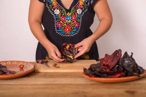 Ancho Chilit Nyit Hogy Eltávolítsa Magokat Ancho Chili Fűszerezett Mexikói Stock Fotó