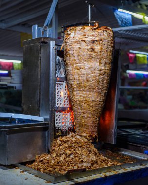 Tacos al pastor için et çorbası. Meksika sokak yemeği. Terbiye edilmiş et al pastor..