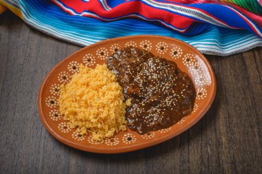 Köstebek, tipik Meksika yemeği. Geleneksel Meksika yemeği kil tabakta servis edilir..