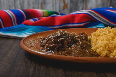 Köstebek, tipik Meksika yemeği. Geleneksel Meksika yemeği kil tabakta servis edilir..