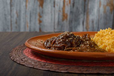 Köstebek, tipik Meksika yemeği. Geleneksel Meksika yemeği kil tabakta servis edilir..