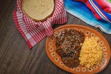 Köstebek, tipik Meksika yemeği. Geleneksel Meksika yemeği kil tabakta servis edilir..