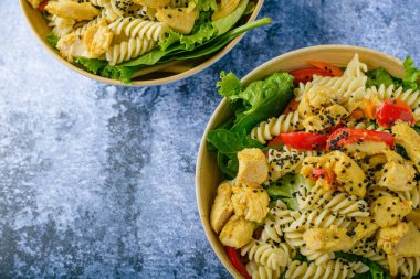 Makarna ve sebzeli tavuk salatası. Sağlıklı yemek. Üst görünüm.