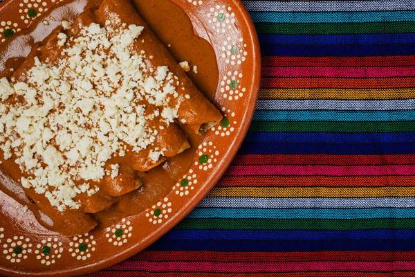 Kırmızı piyanolu Enchiladas. Tipik Meksika yemekleri..