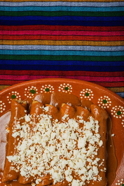 Kırmızı piyanolu Enchiladas. Tipik Meksika yemekleri..