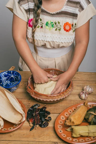 Pessoa Amassar Massa Milho Nixtamalized Para Preparar Tamales Comida Típica Imagem De Stock