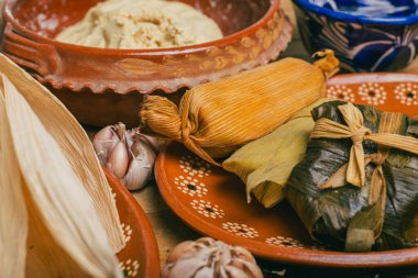 Tamale ve onları hazırlamak için kullanılan malzemeler. Tipik Meksika yemekleri..