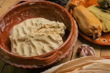 Mısır hamuru, tamale hazırlamak için kilden bir tencerede öğütülmüş. Tipik Meksika yemekleri..